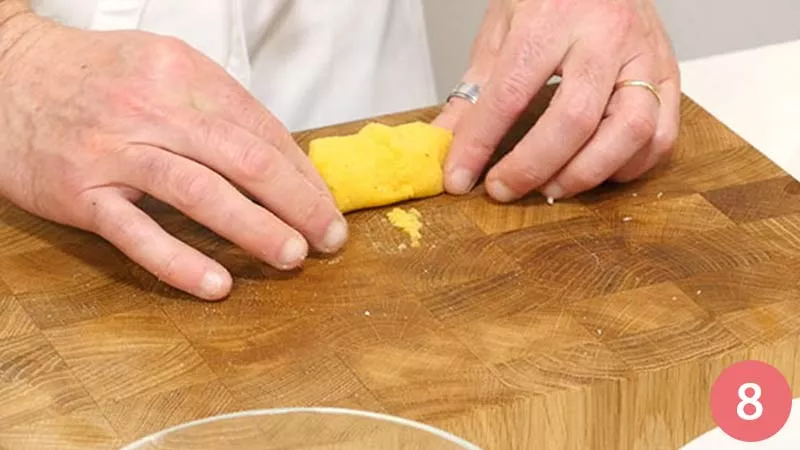 Infine chiudiamo il tutto dando la forma di una crocchetta.